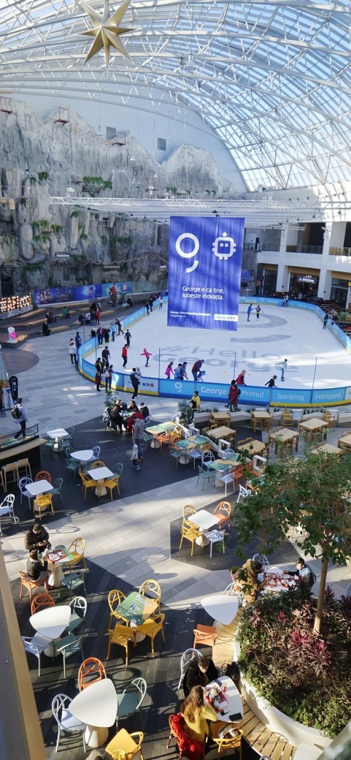 ai短剧在线观看免费完整版 AI剧网客户端竖屏播放界面截图，画面中央为短剧正片，底部有进度条、倍速与弹幕开关按钮