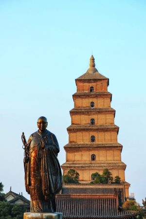 AI古风短剧《长安梦回》封面，唐代宫廷场景AI精致还原，金碧辉煌的宫殿背景